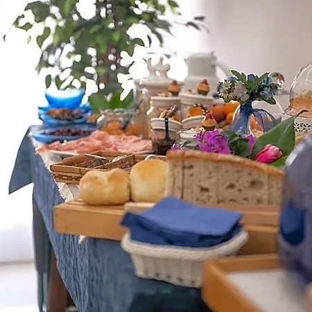 Toma Street Bed & Breakfast 3*